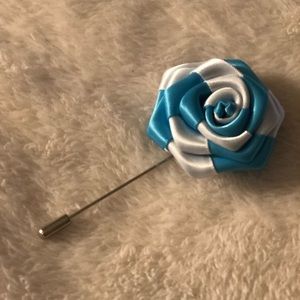 3 for $25🛍 Lapel pin in blue and white. Unisex.